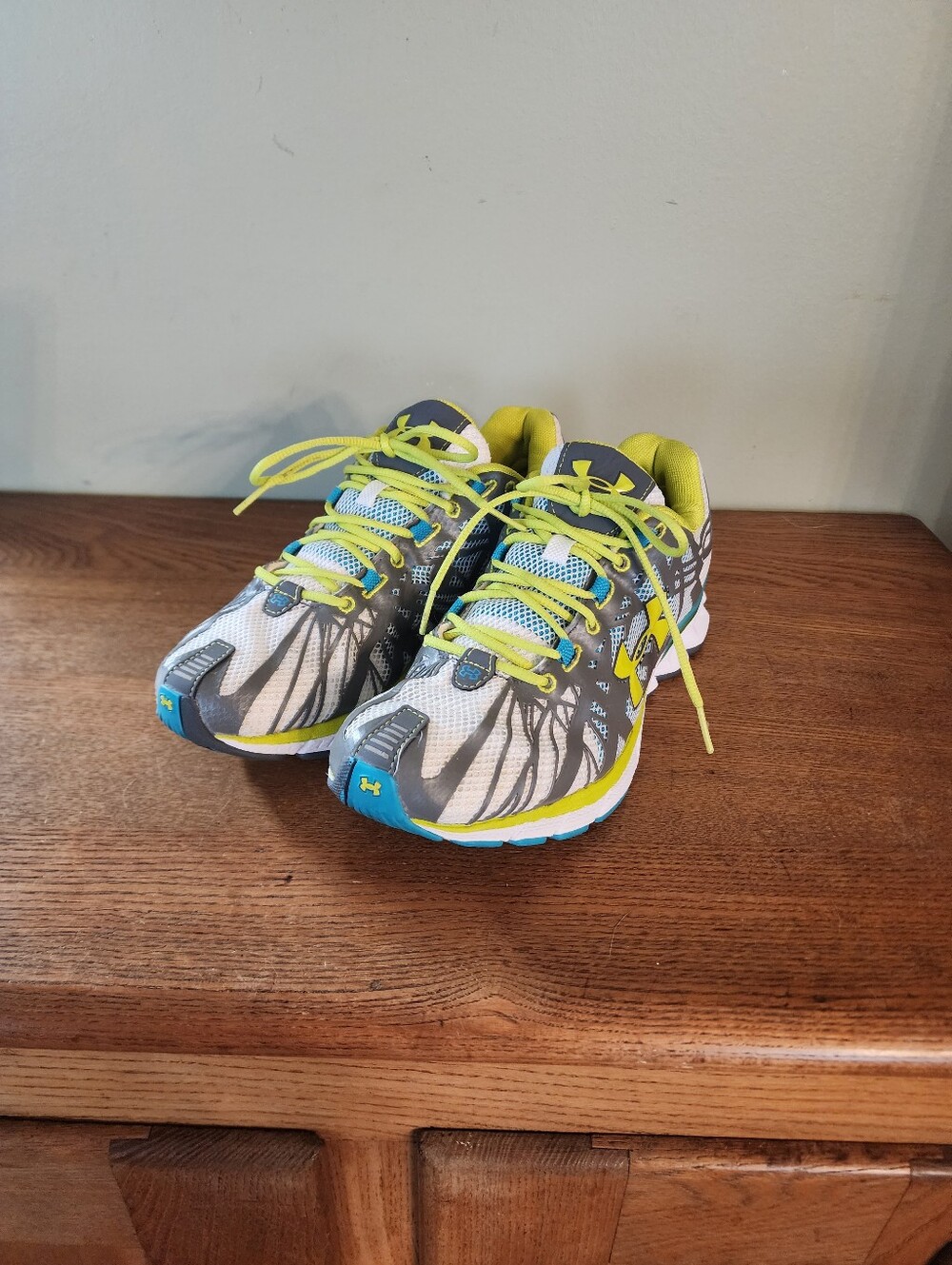 Women's Under Armor Run Sz 9 Running Shoes - Picture 2 of 8